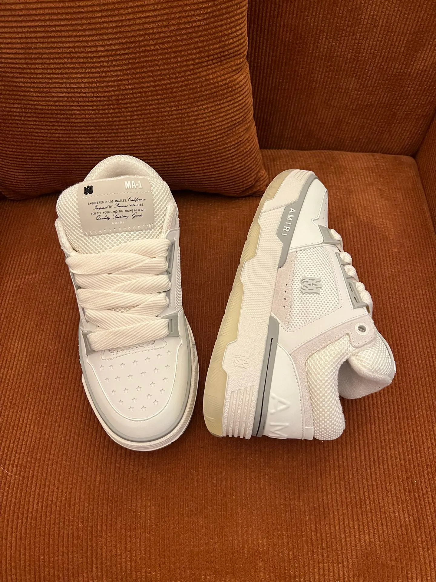 p620💰Men's shoes Amiri Emile's 2023 spring and summer new MA-1 bread shoes, couple models, casual sports shoes, sneakers Amiri gave up the rock punk style in the new season and used a large number of unsaturated colors, Morandi tones, whether you see or wear them, it will make people very happy. The large tongue of the bread shoes continues, shortens the length of the shoe body, thickens the midsole, and the toe part is more rounded. Amiri's brand letters and MA logo appear on the side of the shoe. Fabric: Original customized imported first-layer cowhide + mesh. Lining: Original customized breathable towel lining. Outsole. Foam combination material. Bottom thickness: 4CM. Size: Men's 39-45